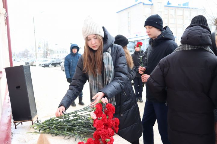 На здании лицея № 1 в Чистополе открыли мемориальную доску в память о выпускнике Вячеславе Есипове