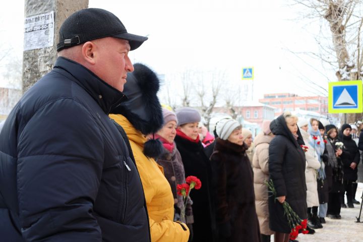 На здании лицея № 1 в Чистополе открыли мемориальную доску в память о выпускнике Вячеславе Есипове