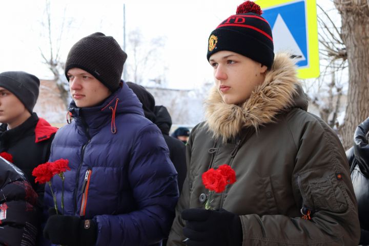 На здании лицея № 1 в Чистополе открыли мемориальную доску в память о выпускнике Вячеславе Есипове