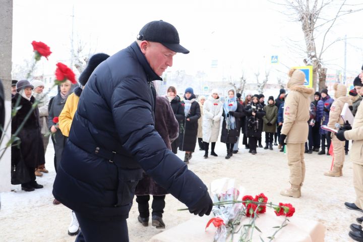 На здании лицея № 1 в Чистополе открыли мемориальную доску в память о выпускнике Вячеславе Есипове