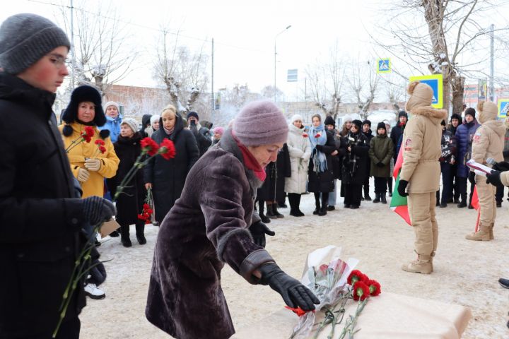 На здании лицея № 1 в Чистополе открыли мемориальную доску в память о выпускнике Вячеславе Есипове