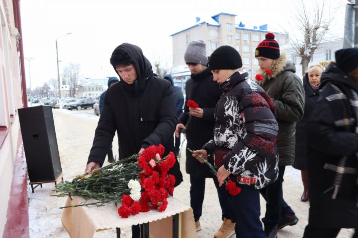 На здании лицея № 1 в Чистополе открыли мемориальную доску в память о выпускнике Вячеславе Есипове