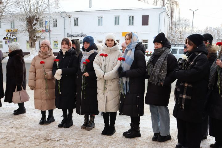 На здании лицея № 1 в Чистополе открыли мемориальную доску в память о выпускнике Вячеславе Есипове