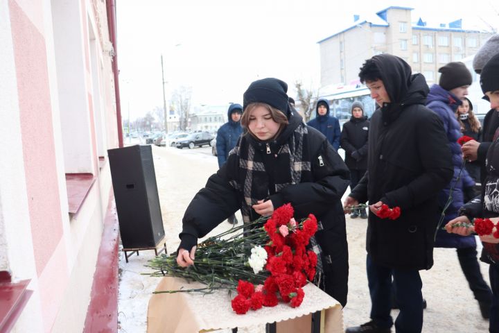 На здании лицея № 1 в Чистополе открыли мемориальную доску в память о выпускнике Вячеславе Есипове