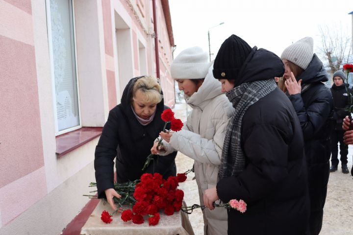 На здании лицея № 1 в Чистополе открыли мемориальную доску в память о выпускнике Вячеславе Есипове