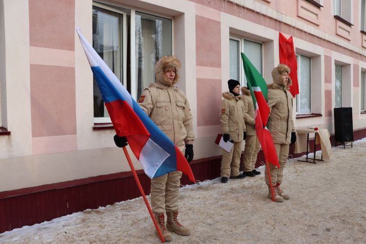 На здании лицея № 1 в Чистополе открыли мемориальную доску в память о выпускнике Вячеславе Есипове