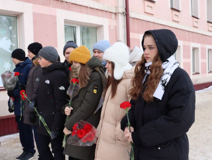 На здании лицея № 1 в Чистополе открыли мемориальную доску в память о выпускнике Вячеславе Есипове