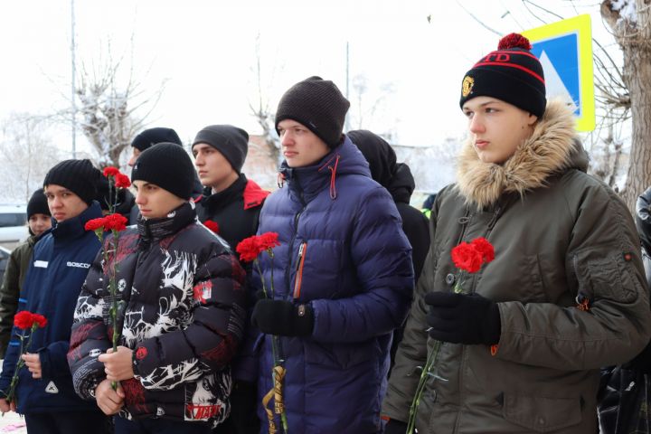 На здании лицея № 1 в Чистополе открыли мемориальную доску в память о выпускнике Вячеславе Есипове