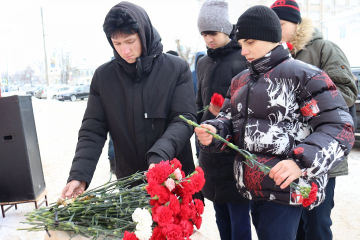 На здании лицея № 1 в Чистополе открыли мемориальную доску в память о выпускнике Вячеславе Есипове