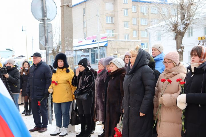 На здании лицея № 1 в Чистополе открыли мемориальную доску в память о выпускнике Вячеславе Есипове