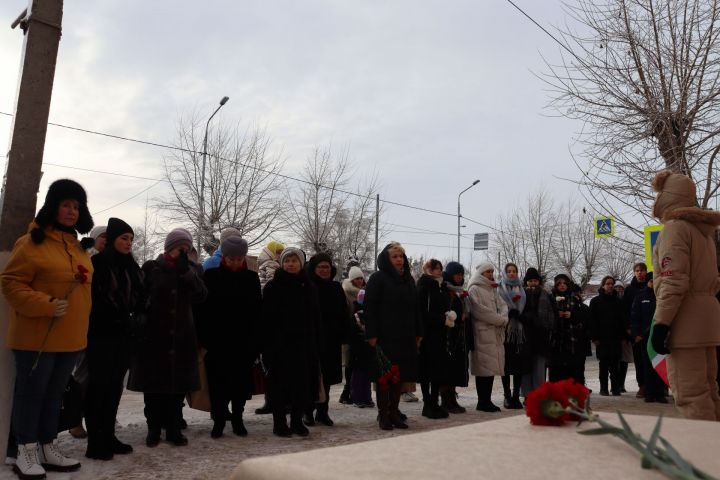 На здании лицея № 1 в Чистополе открыли мемориальную доску в память о выпускнике Вячеславе Есипове