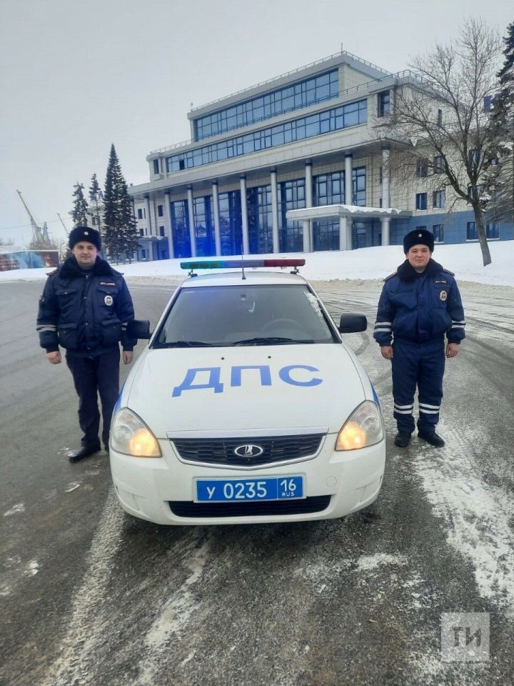 В Казани инспекторы ДПС помогли доехать до больницы мужчине, которому стало плохо