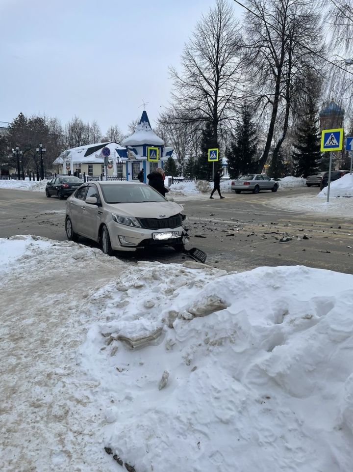 В  центре Чистополя столкнулись две легковушки