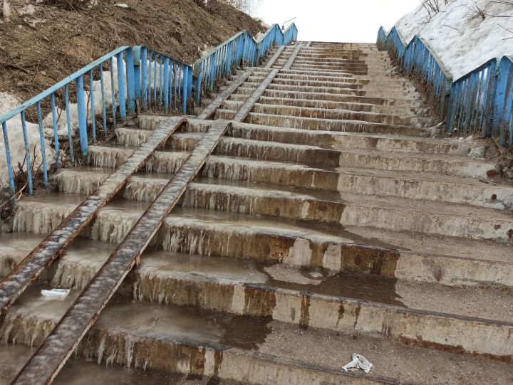 Чистопольцы жалуются на лужи и зловонья из-за протекающей канализации на одной из улиц города