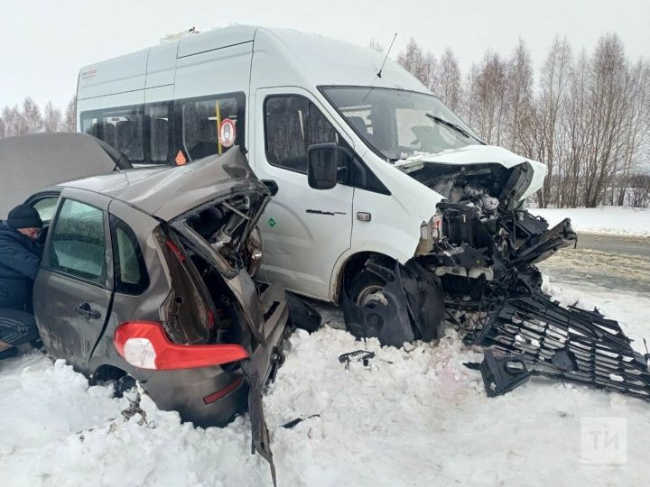 На трассе Аксубаево – Федоровка в столкновении легковушки и вахтового  автобуса погиб мужчина