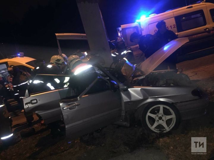 В Казани легковушка врезалась в столб, погибли парень с девушкой