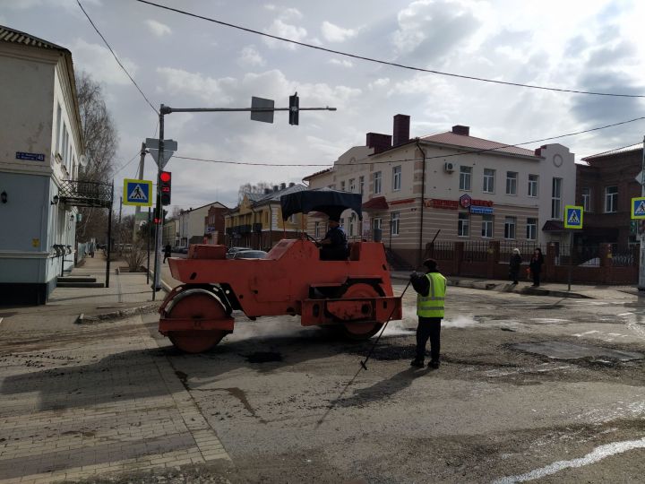 В Чистополе начался ямочный ремонт дорог