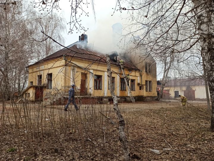 В Чистополе на территории бывшей больницы вспыхнул пожар