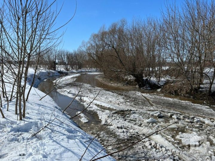 В РТ подорвали лед на реке, чтобы избежать заторов во время ледохода