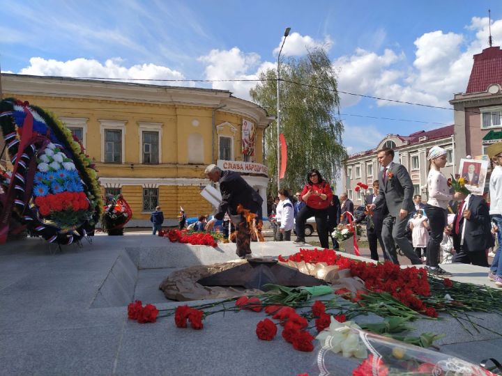 Порядок возложения венков и цветов к Вечному огню и на аллее Героев