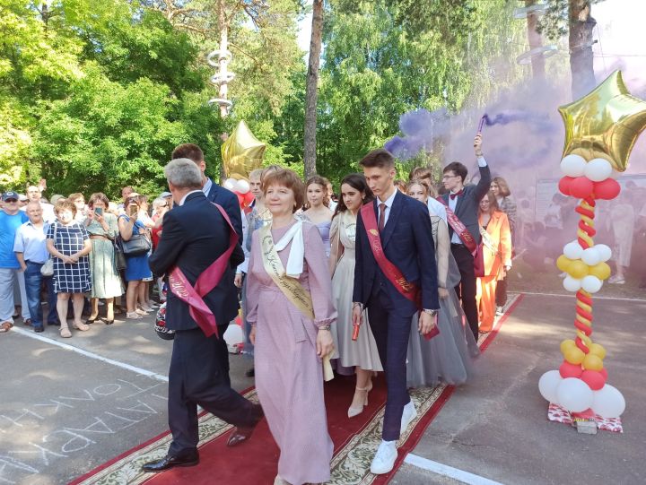 Чистопольские выпускники попрощались со школой (фоторепортаж)