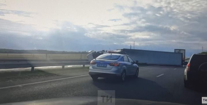 На трассе М7 большегруз  завалился  на бок и перекрыл  несколько полос движения