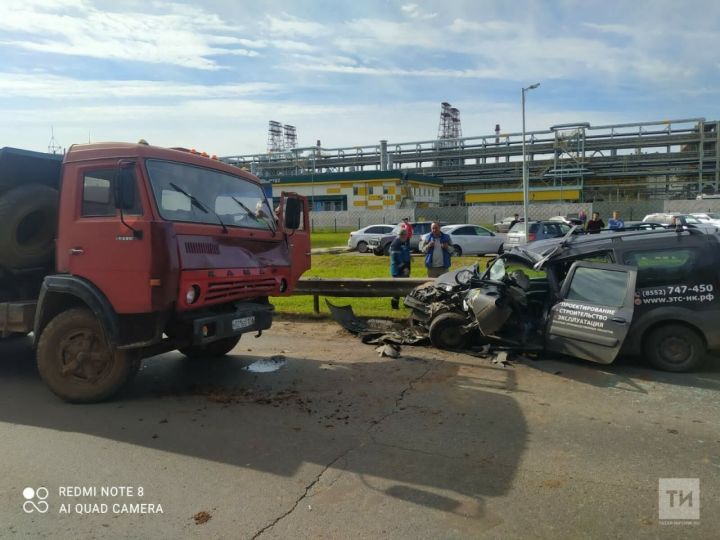 В Нижнекамске грузовик вмял легковушку в отбойник