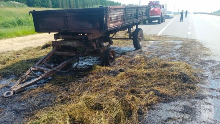 На трассе М7 около Шали  загорелся прицеп с сеном