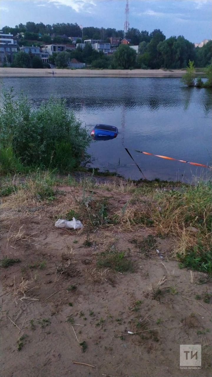 В Казани автомобиль съехал в воду и утонул