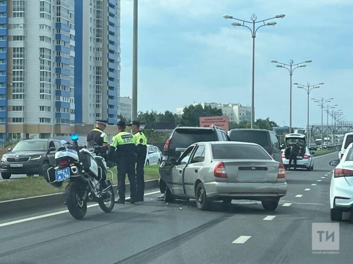 На выезде из Казани образовалась пробка из-за ДТП с тремя легковушками