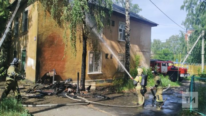 В Казани огнеборцы потушили горевшую крышу жилого двухэтажного дома