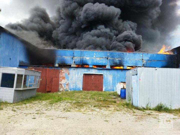 В поселке Киндери под Казанью загорелся производственный склад