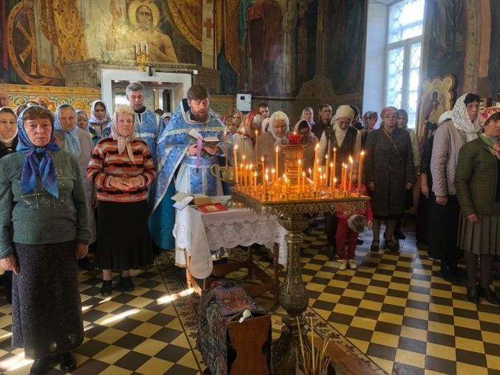 В чистопольских храмах прошли молебны о страждущих недугом винопития и наркомании