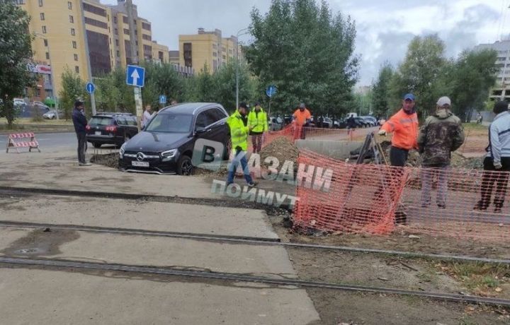 В столице Татарстана иномарка провалилась в траншею