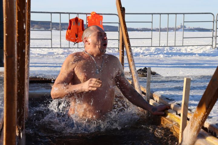 Чистопольцы активно принимают участие в крещенских купаниях (ФОТОРЕПОРТАЖ)