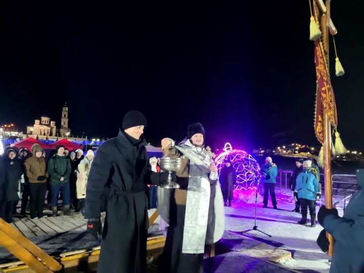 В Крещенский Сочельник в Чистополе состоялось Великое освящение воды у купели на реке Кама