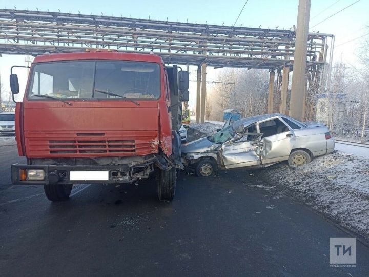 В Нижнекамске легковушка влетела в «КамАЗ»