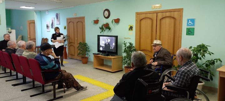 В чистопольском доме -интернате прошел музыкальный вечер «Я люблю тебя жизнь»