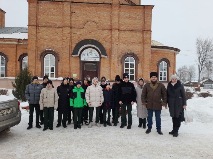 Для чистопольских кадетов провели экскурсию в Свято-Троицком храме