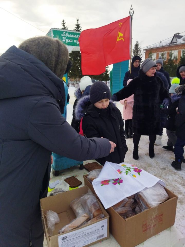 Жители села Татарское Адельшино присоединились к Всероссийской акции памяти «Блокадный хлеб»