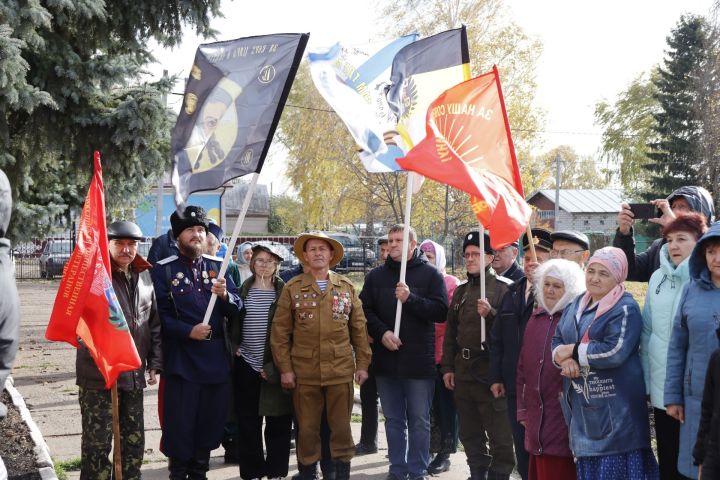 В Чистопольском районе открыли памятную доску воину-афганцу (фоторепортаж)