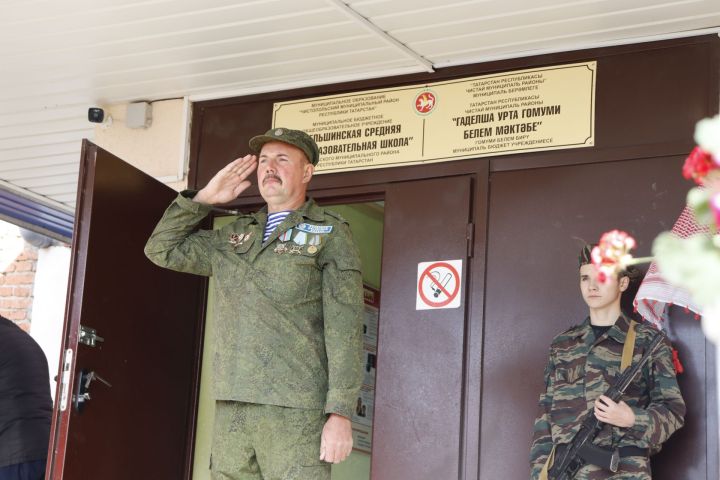 В Чистопольском районе открыли памятную доску воину-афганцу (фоторепортаж)