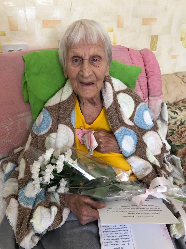 В Чистополе труженица тыла принимала поздравления с 95-летием