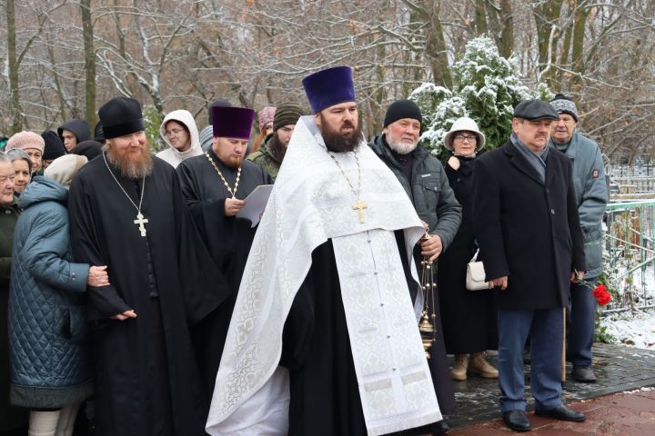 В день памяти жертв политических репрессий на чистопольском кладбище прошел молебен