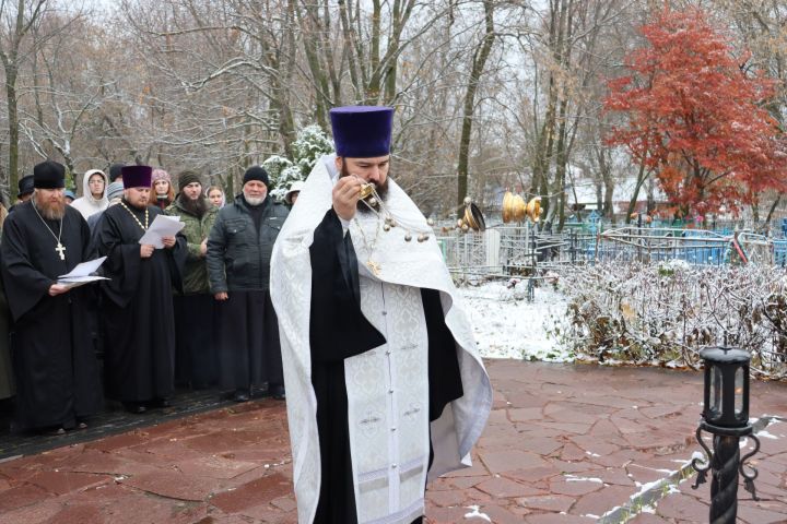 В день памяти жертв политических репрессий на чистопольском кладбище прошел молебен