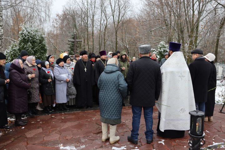 В день памяти жертв политических репрессий на чистопольском кладбище прошел молебен