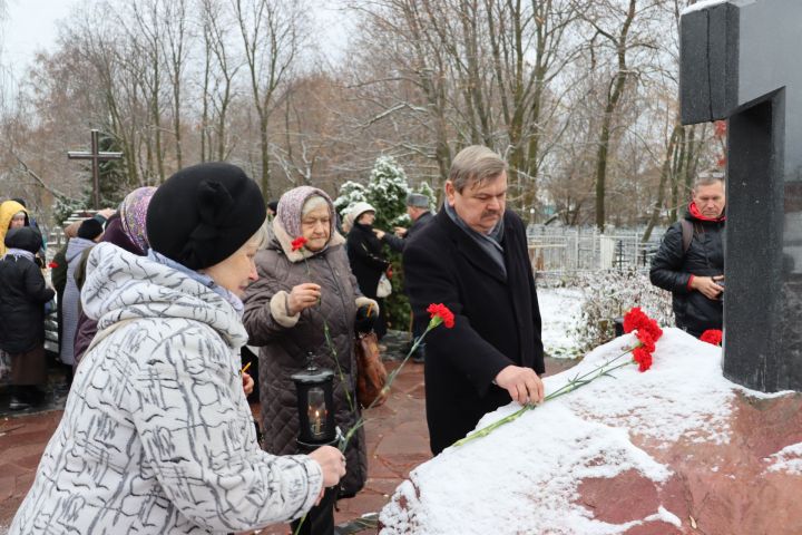 В день памяти жертв политических репрессий на чистопольском кладбище прошел молебен