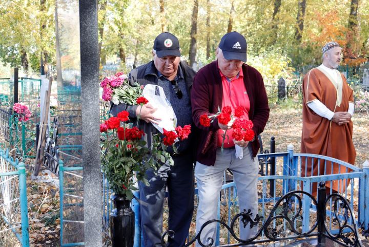 В Чистополе установили памятник именитому борцу Равилю Яхину