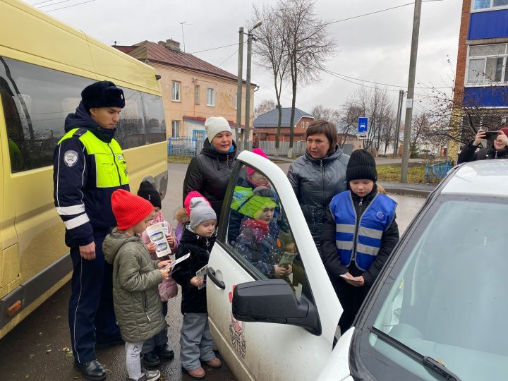 «Дорожный патруль»: дошкольники напомнили чистопольским водителям и пешеходам правила дорожного движения