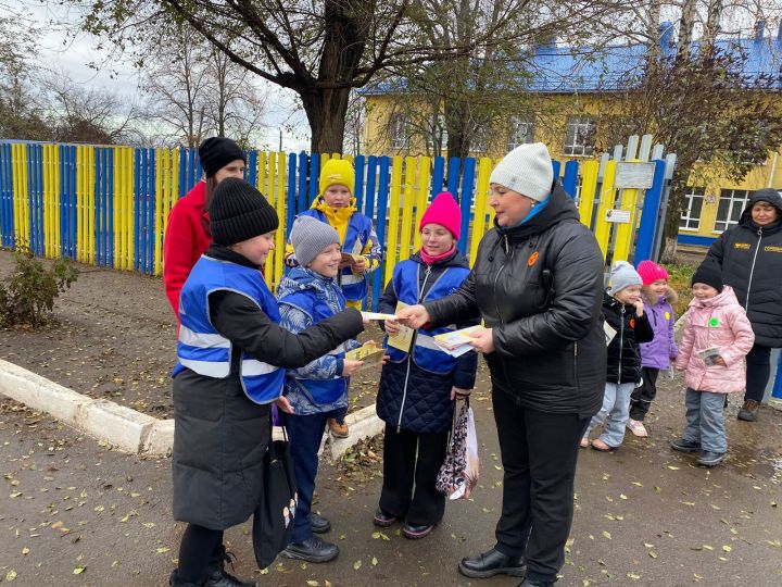 «Дорожный патруль»: дошкольники напомнили чистопольским водителям и пешеходам правила дорожного движения